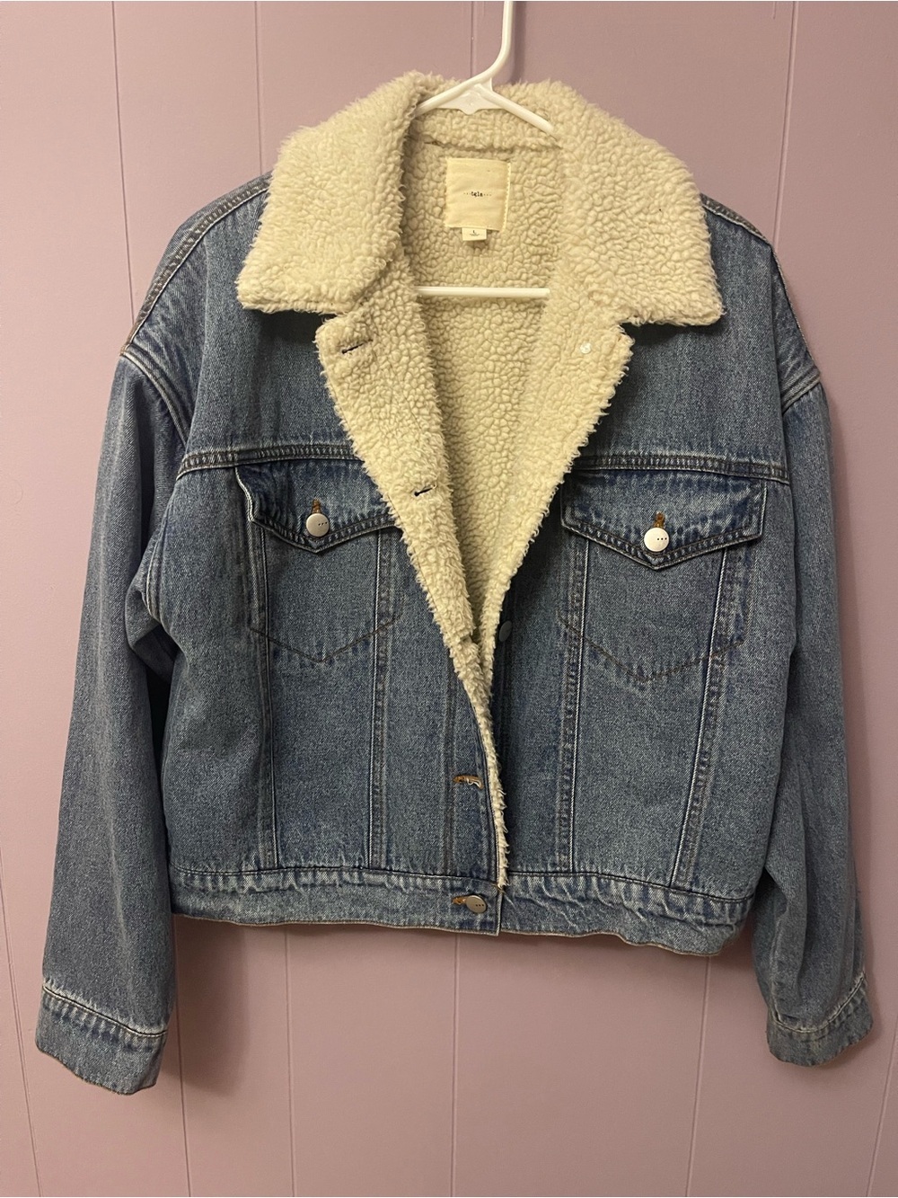 Classic Sherpa-Lined Light Blue Denim Jacket with Cream Fleece Collar